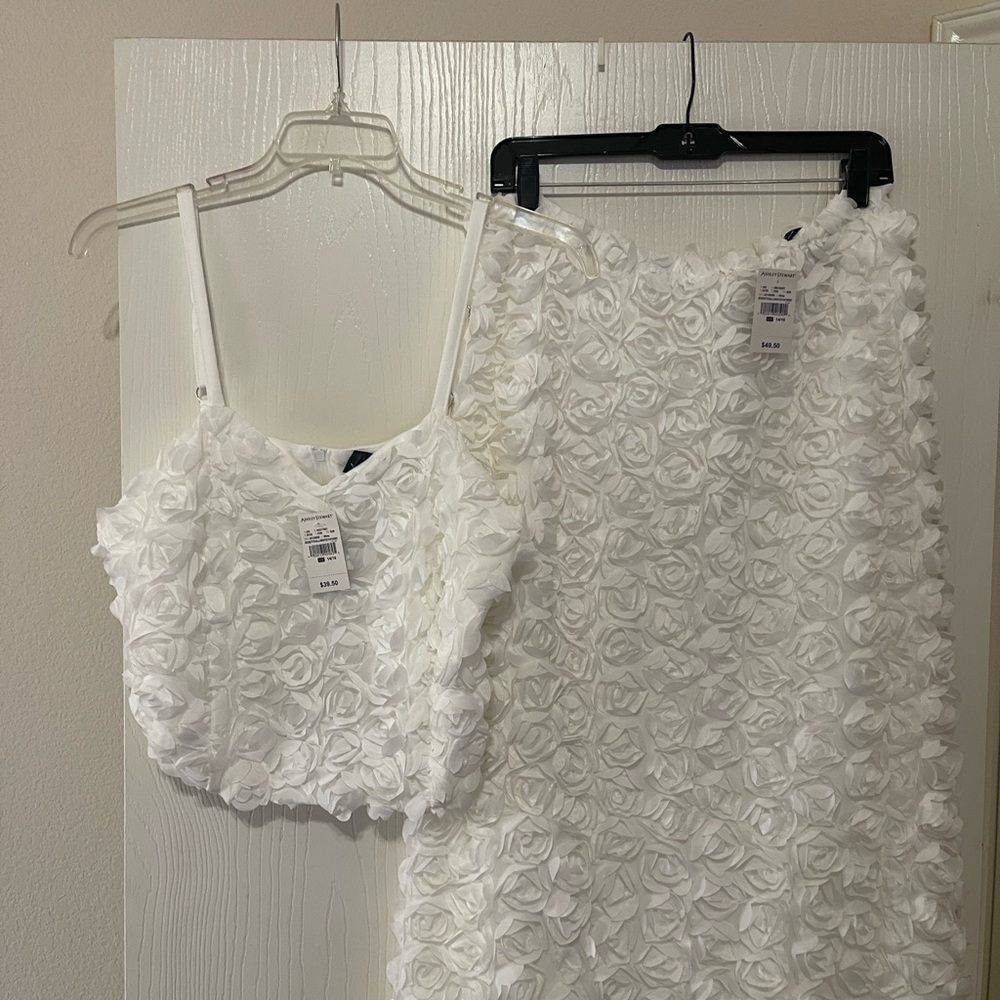 crop top and skirt set
Top has adjustable spaghetti straps, stretchy fabric